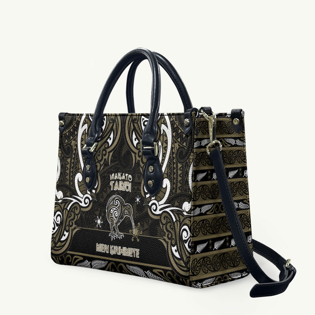 Waikato Tainui Aotearoa Meri Kirihimete Leather Bag Maori Kiwi Bird Silver Fern Koru Pattern DT05 Gold - Polynesian Pride