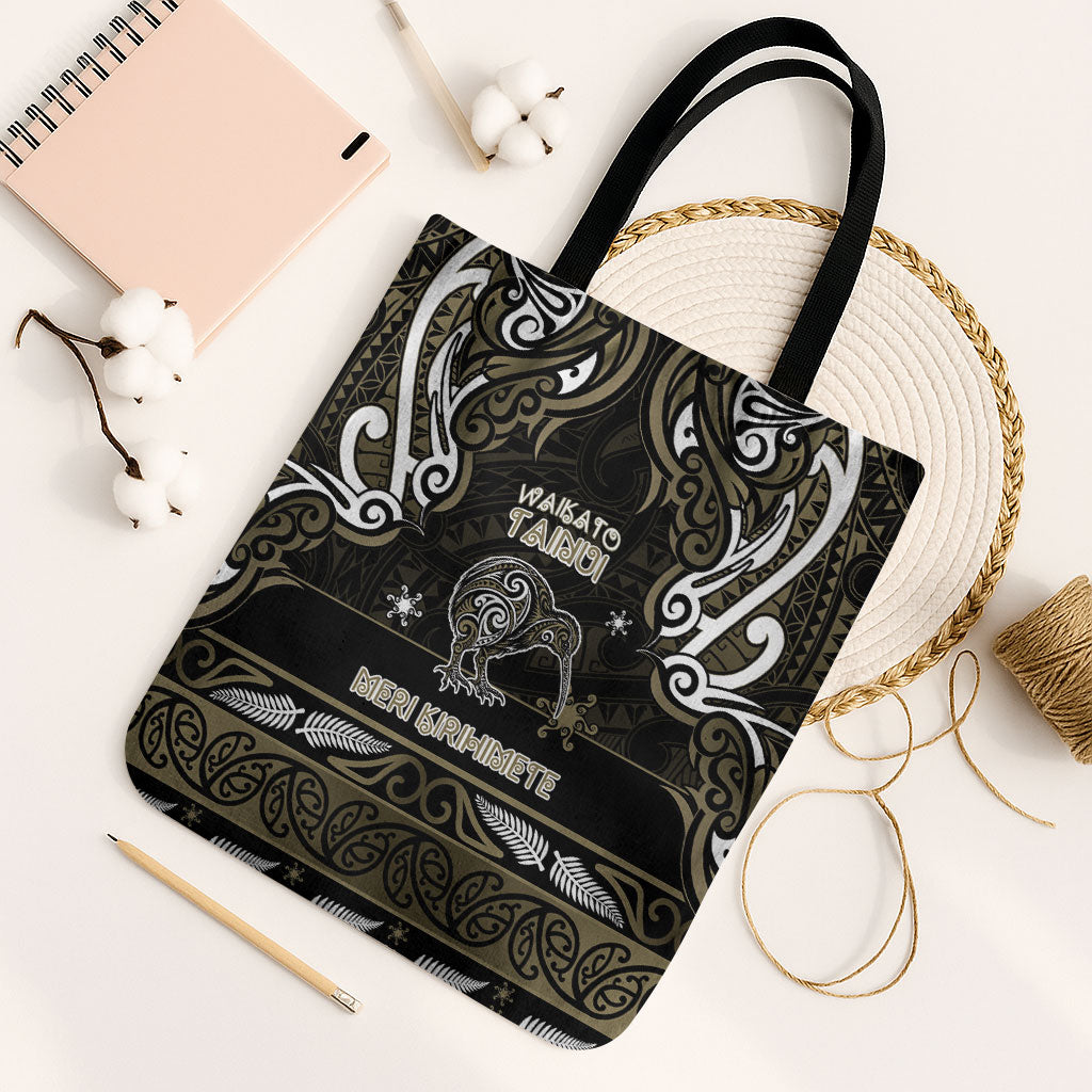 Waikato Tainui Aotearoa Meri Kirihimete Tote Bag Maori Kiwi Bird Silver Fern Koru Pattern DT05 Black Strap One Size Gold - Polynesian Pride