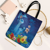 Fiji Jellyfish Tote Bag Tapa Patterns and Hibiscus Sea Vibe LT03 Black Strap One Size Blue - Polynesian Pride