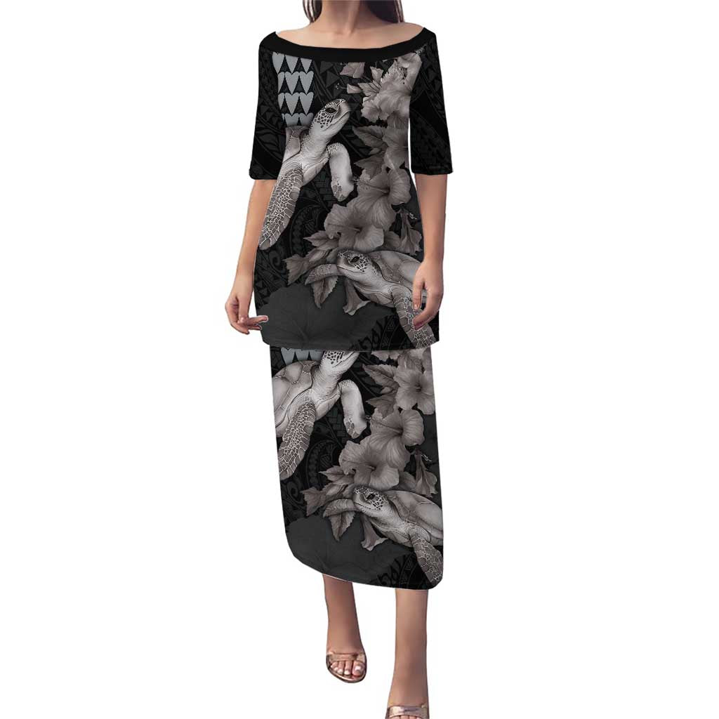 Hawaiian Turtle Love Couple Puletasi - Sweet Hibiscus and Kakau Pattern Grayscale Color LT03 Long Dress Black - Polynesian Pride