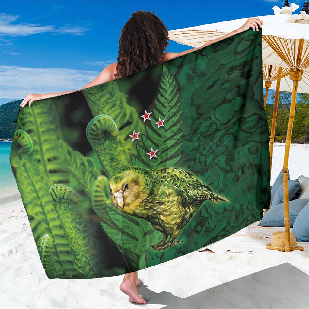 New Zealand Kākāpō Sarong Silver Fern with Close up of Green Fern Leaves and Maori Tattoo