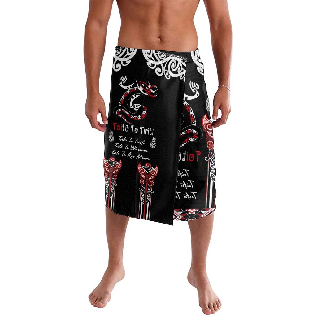 Aotearoa Toitu Te Tiriti-Maori Taniwha Lavalava Toitu Te Whenua Toitu Te Reo Maori LT03 Black - Polynesian Pride