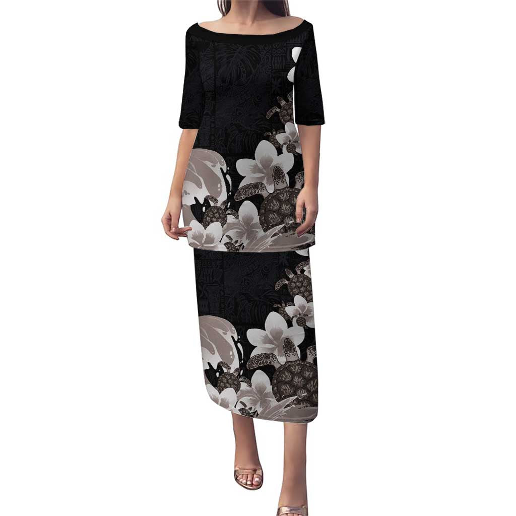 Hawaiian Plumeria and Turtle Puletasi with Polynesian Tribal Art Pattern Grayscale Color LT03 Long Dress Black - Polynesian Pride
