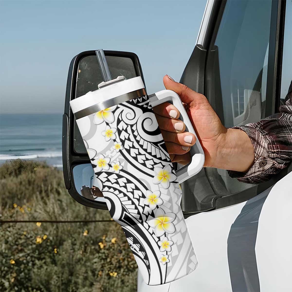 Plumeria With White Polynesian Tattoo Pattern Tumbler With Handle LT05 - Polynesian Pride