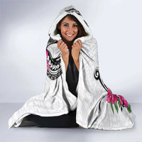 Guam Chamorro Hooded Blanket Bougainvillea White Polynesian Tribal Pattern LT05 - Polynesian Pride