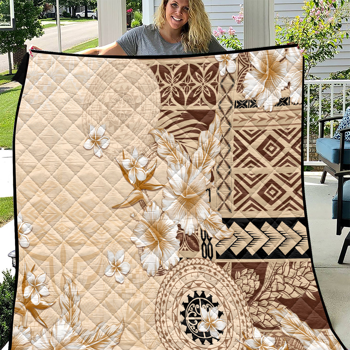 Samoa Siapo Pattern With Beige Hibiscus Quilt