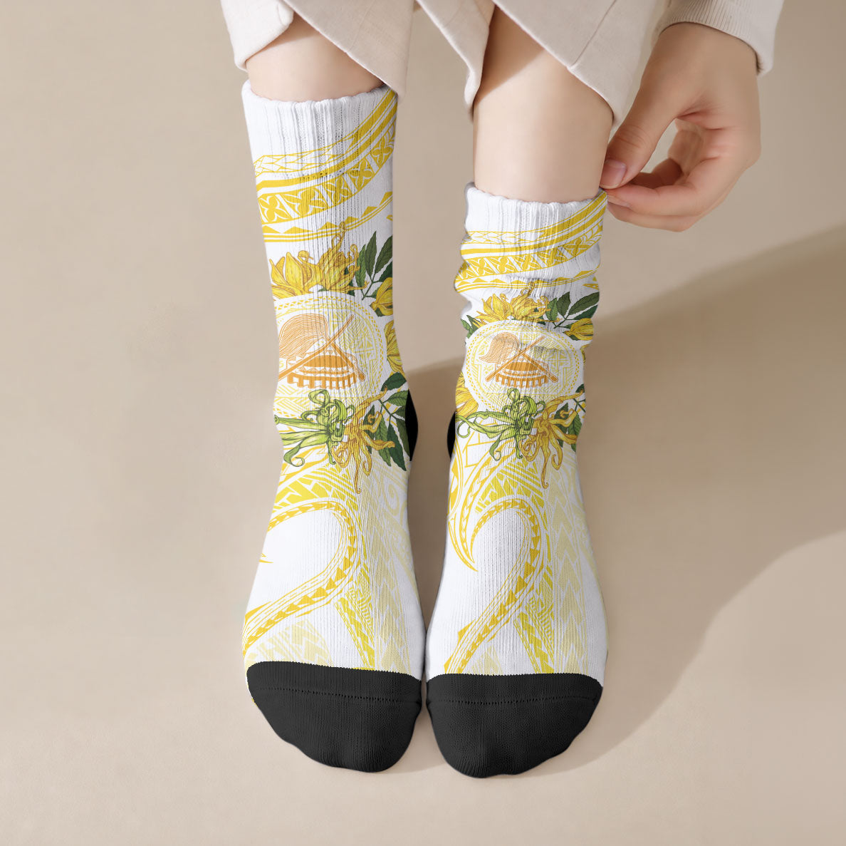 Samoa Moso'oi Flowers Tatau Crew Socks Festive Golden White LT7 Crew Socks Gold - Polynesian Pride