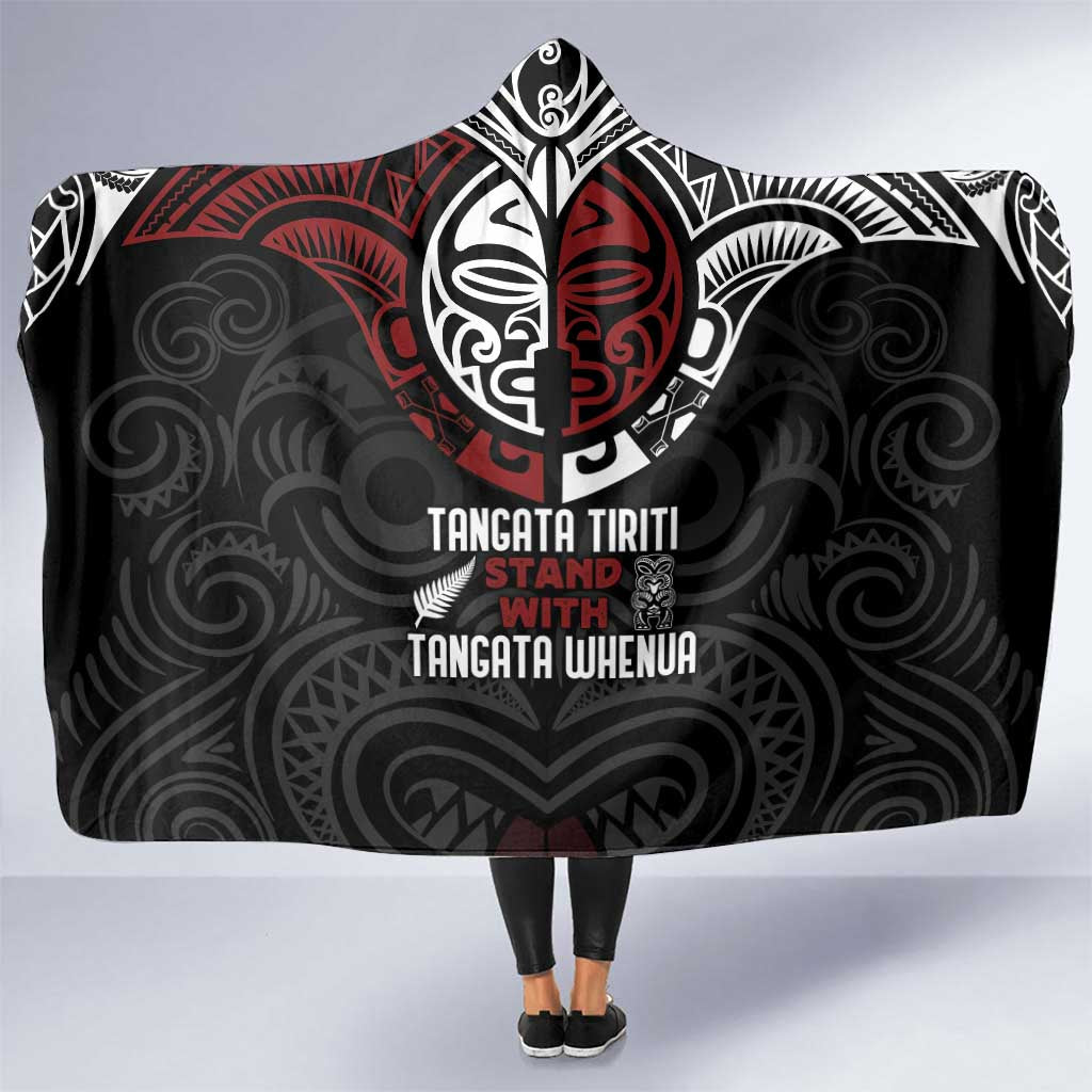 Maori Hongi Toitu Te Tiriti Hooded Blanket Tangata Tiriti Stand With Tangata Whenua LT7 One Size Black - Polynesian Pride