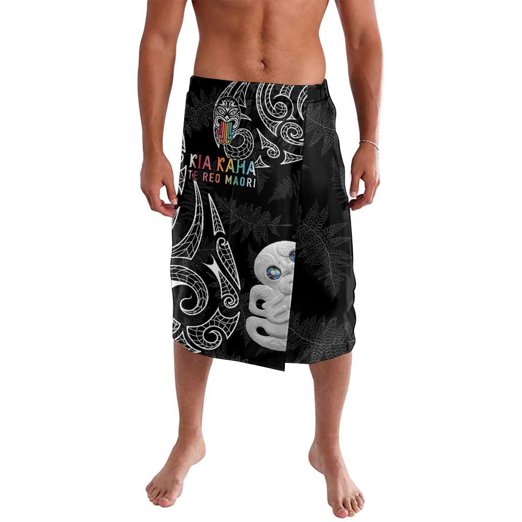 Kia Hara Te reo Maori Lavalava Manaia Moko Pattern LT7 Black - Polynesian Pride