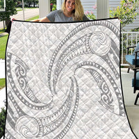 White Sunday Lotu Tamaiti Quilt Polynesian Wave Pastel Gray LT9 Gray - Polynesian Pride