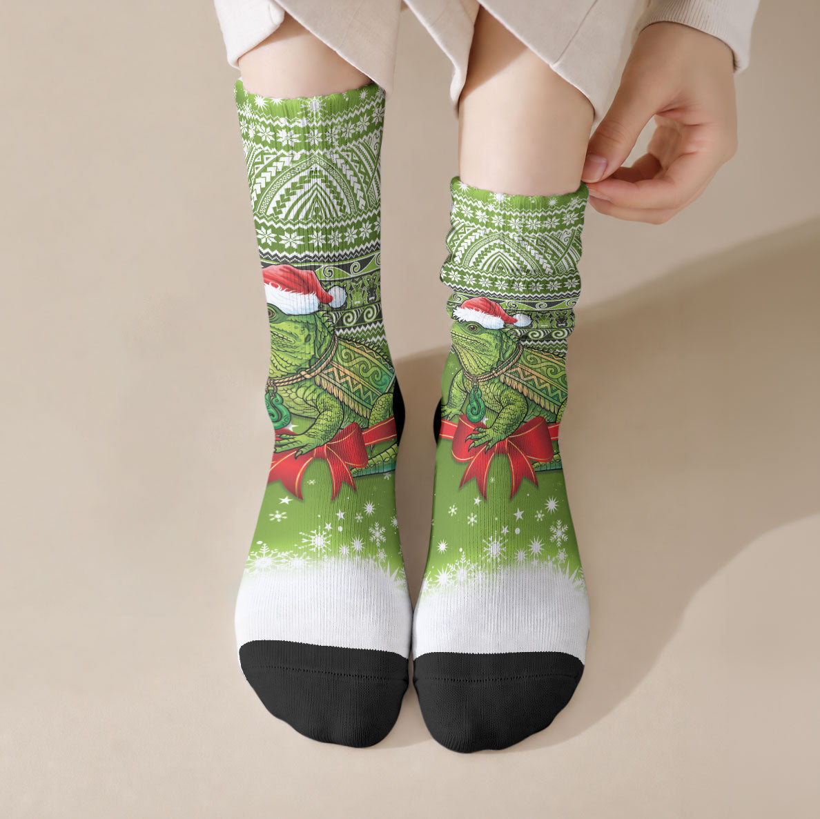 New Zealand Tuatara Christmas Crew Socks Maori Inspired Knitted Patterns LT9 Crew Socks Green - Polynesian Pride