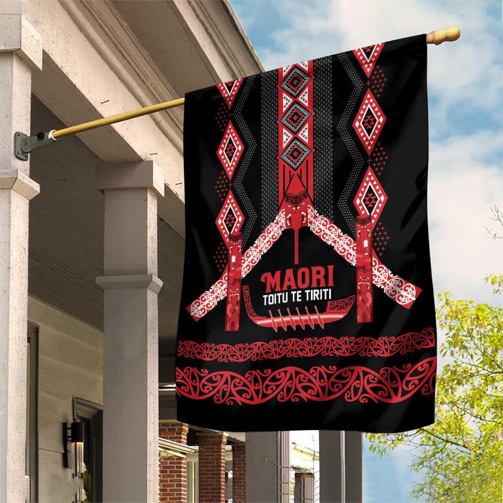 Toitu Te Tiriti Waitangi Garden Flag Black Wharenui House LT9 House Flag Black - Polynesian Pride