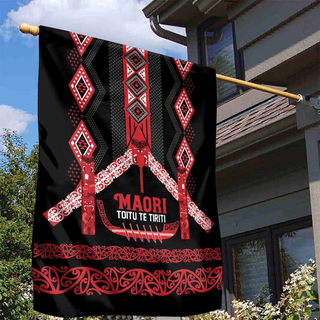 Toitu Te Tiriti Waitangi Garden Flag Black Wharenui House LT9 - Polynesian Pride