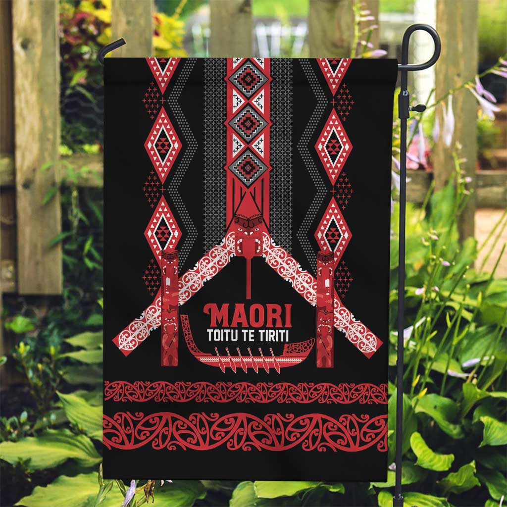Toitu Te Tiriti Waitangi Garden Flag Black Wharenui House LT9 Garden Flag Black - Polynesian Pride