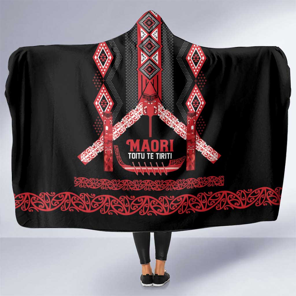 Toitu Te Tiriti Waitangi Hooded Blanket Black Wharenui House LT9 One Size Black - Polynesian Pride