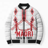 Toitu Te Tiriti Waitangi Bomber Puffer Jacket White Wharenui House LT9 Unisex white - Polynesian Pride