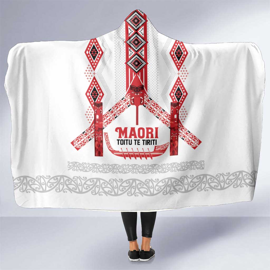 Toitu Te Tiriti Waitangi Hooded Blanket White Wharenui House LT9 One Size white - Polynesian Pride