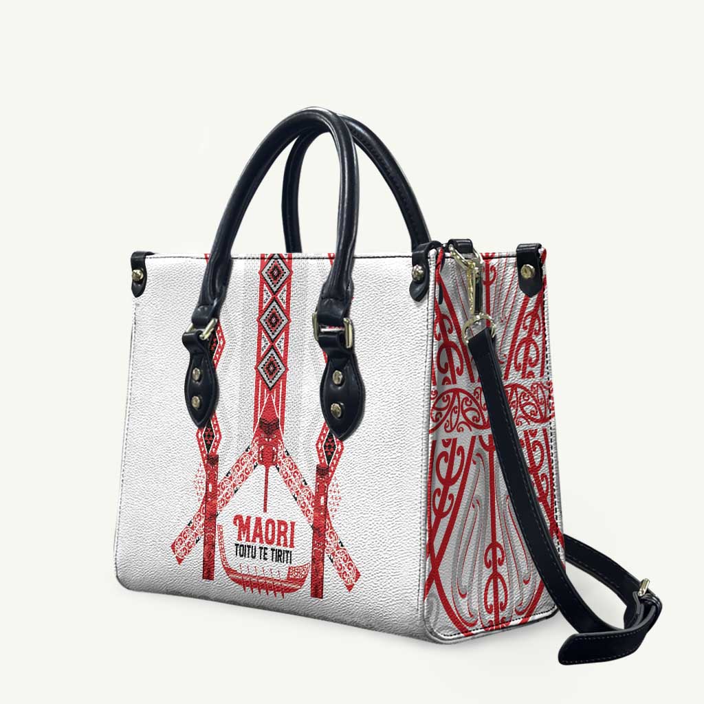 Toitu Te Tiriti Waitangi Leather Bag White Wharenui House LT9 white - Polynesian Pride