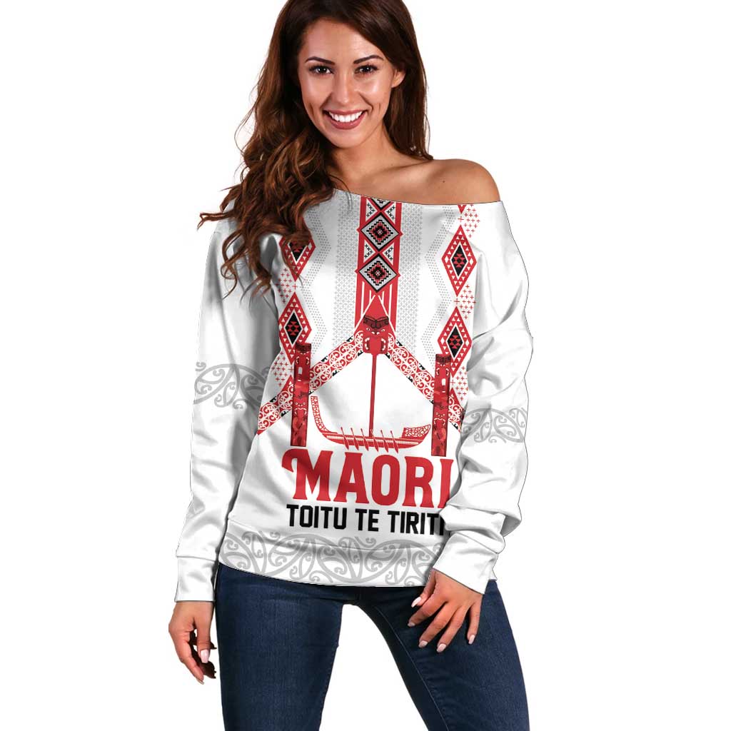 Toitu Te Tiriti Waitangi Off Shoulder Sweater White Wharenui House LT9 Women white - Polynesian Pride