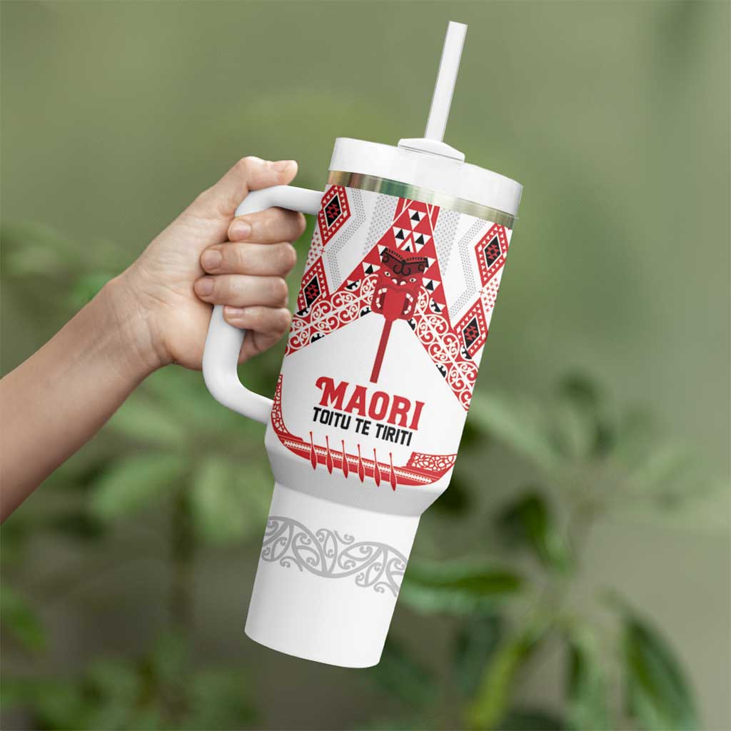 Toitu Te Tiriti Waitangi Tumbler With Handle White Wharenui House LT9 - Polynesian Pride
