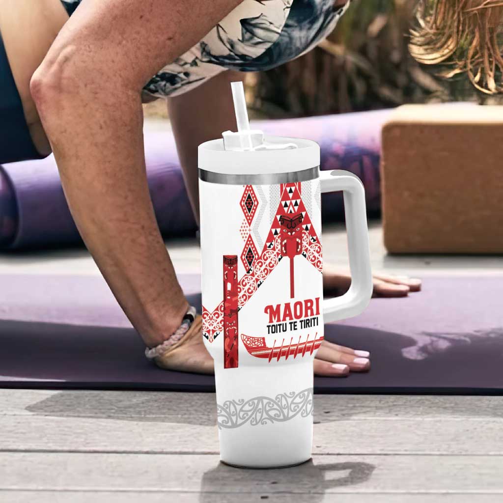 Toitu Te Tiriti Waitangi Tumbler With Handle White Wharenui House LT9 - Polynesian Pride