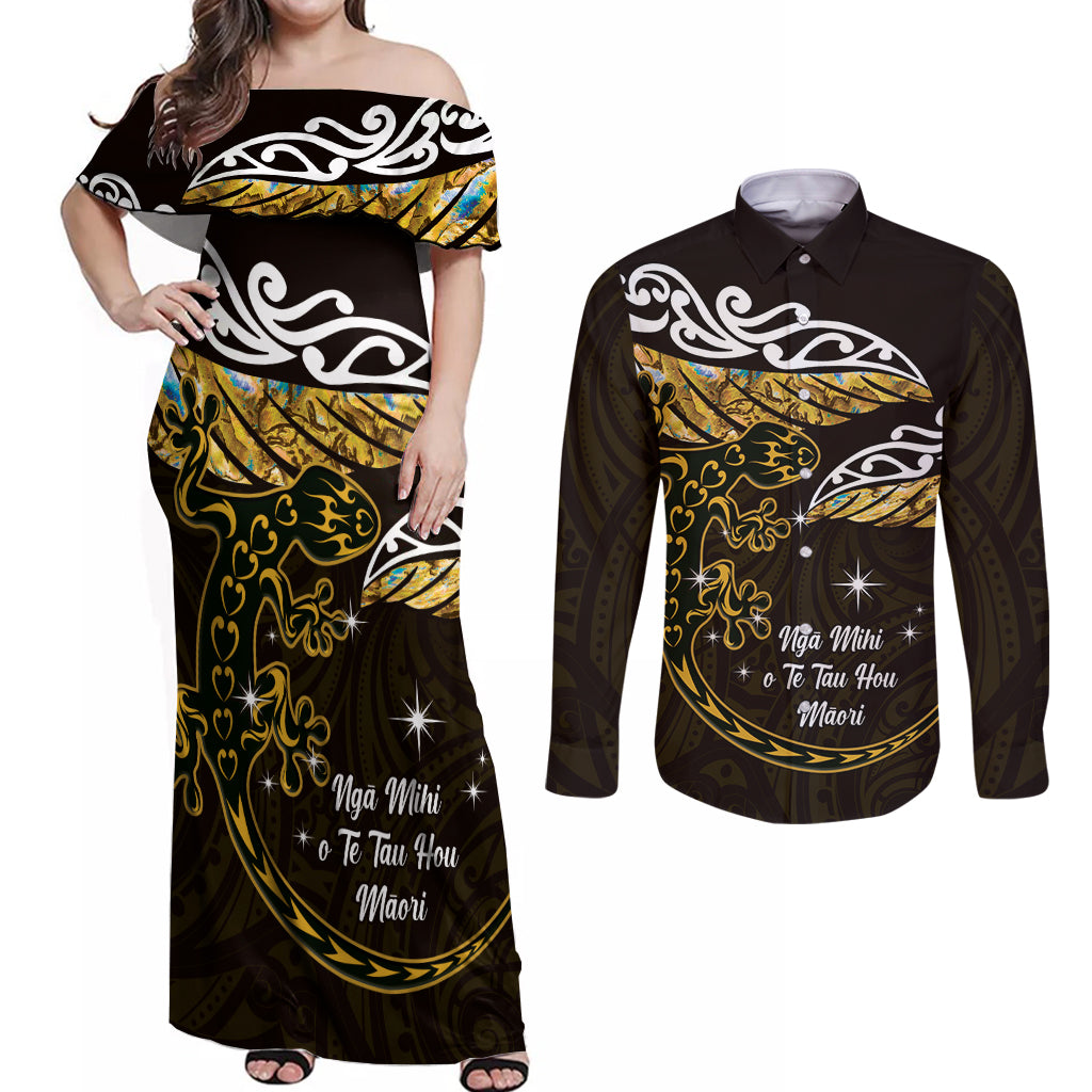 New Zealand Matariki Couples Matching Off Shoulder Maxi Dress and Long Sleeve Button Shirt Maori New Year Silver Fern And Lizard - Gold