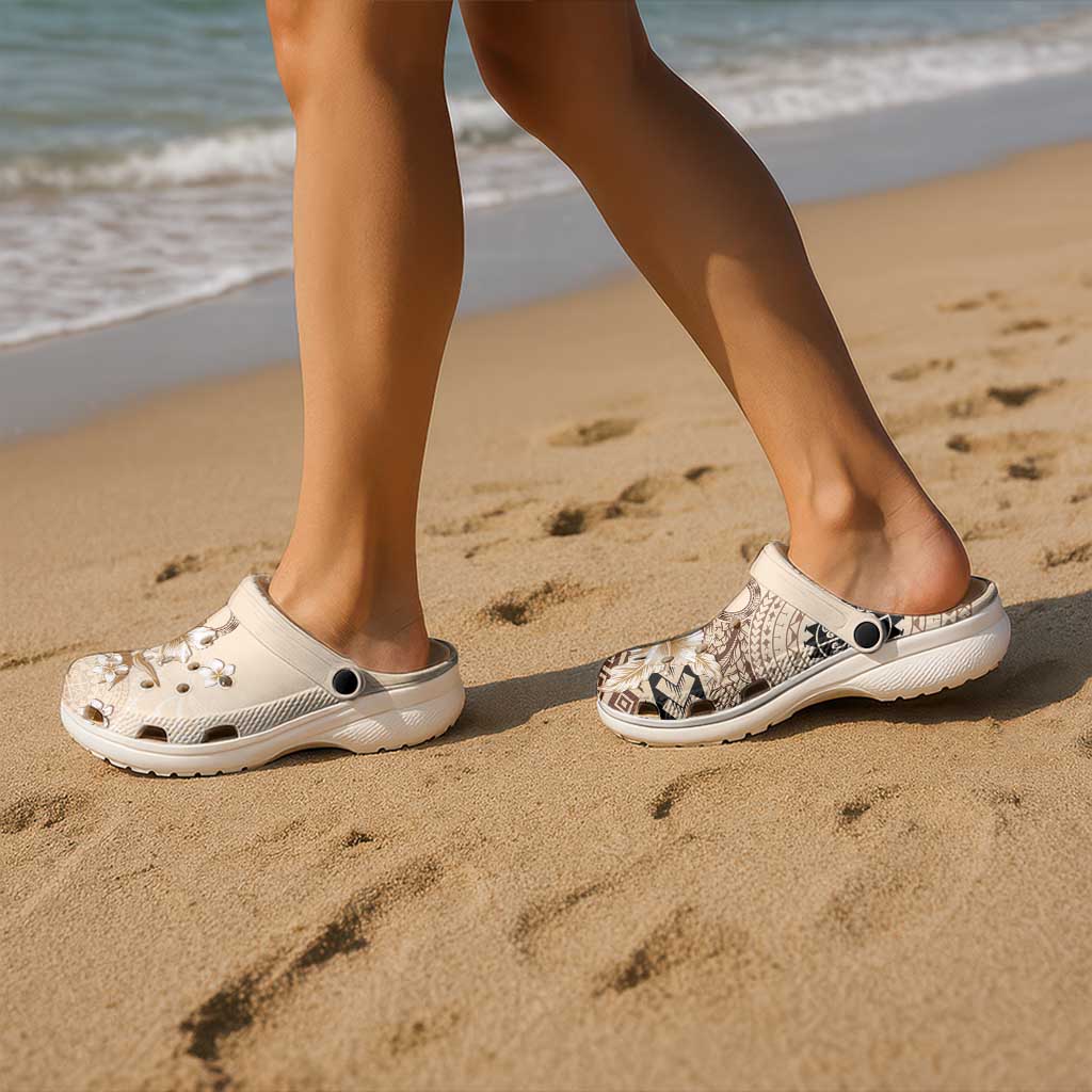 Samoa Siapo Pattern With Beige Hibiscus Clogs Shoes LT05 - Polynesian Pride