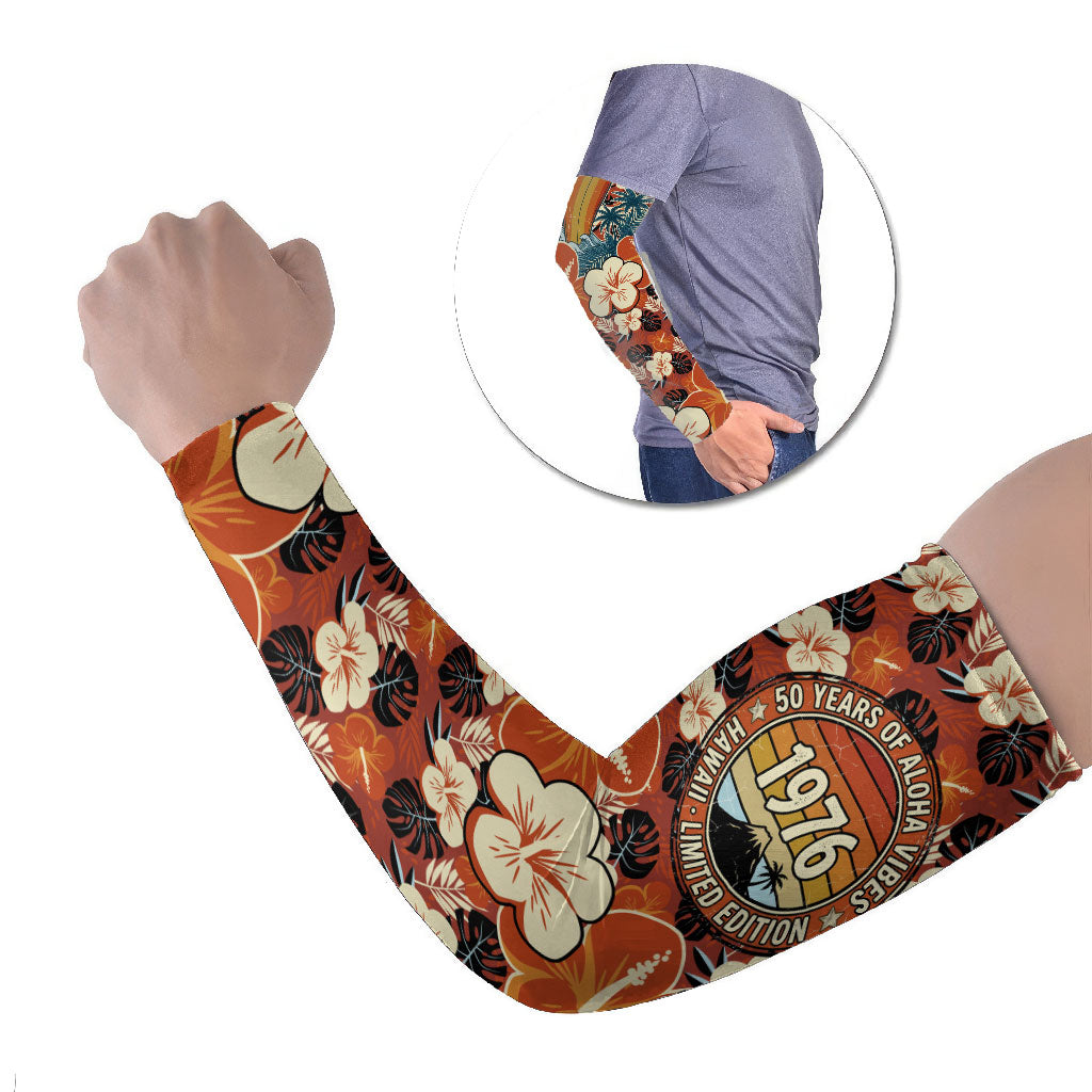 Hawaii 50th Birthday Arm Sleeves Vintage 1976 Limited Edition Floral Surfboard Aloha Vibes TS04 Set of 2 Orange Brown - Polynesian Pride