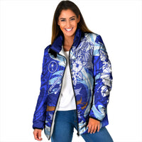 Chuuk Micronesian Roots Padded Jacket Polynesian Tribal Pattern Hibiscus Flower And Stingray Art TS04 Women Blue White - Polynesian Pride